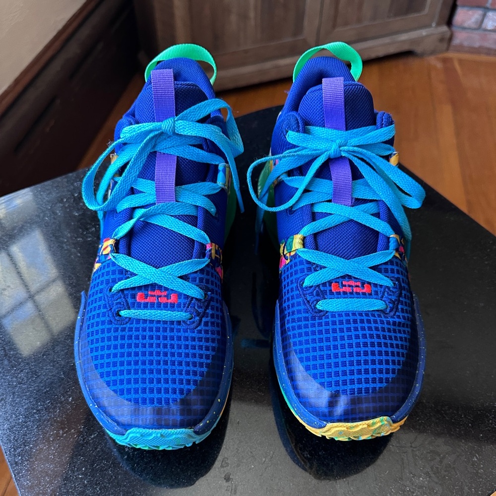 Nike LeBron Witness 7 GS Kaleidoscope Basketball Shoe Size 6Y - Picture 3 of 9